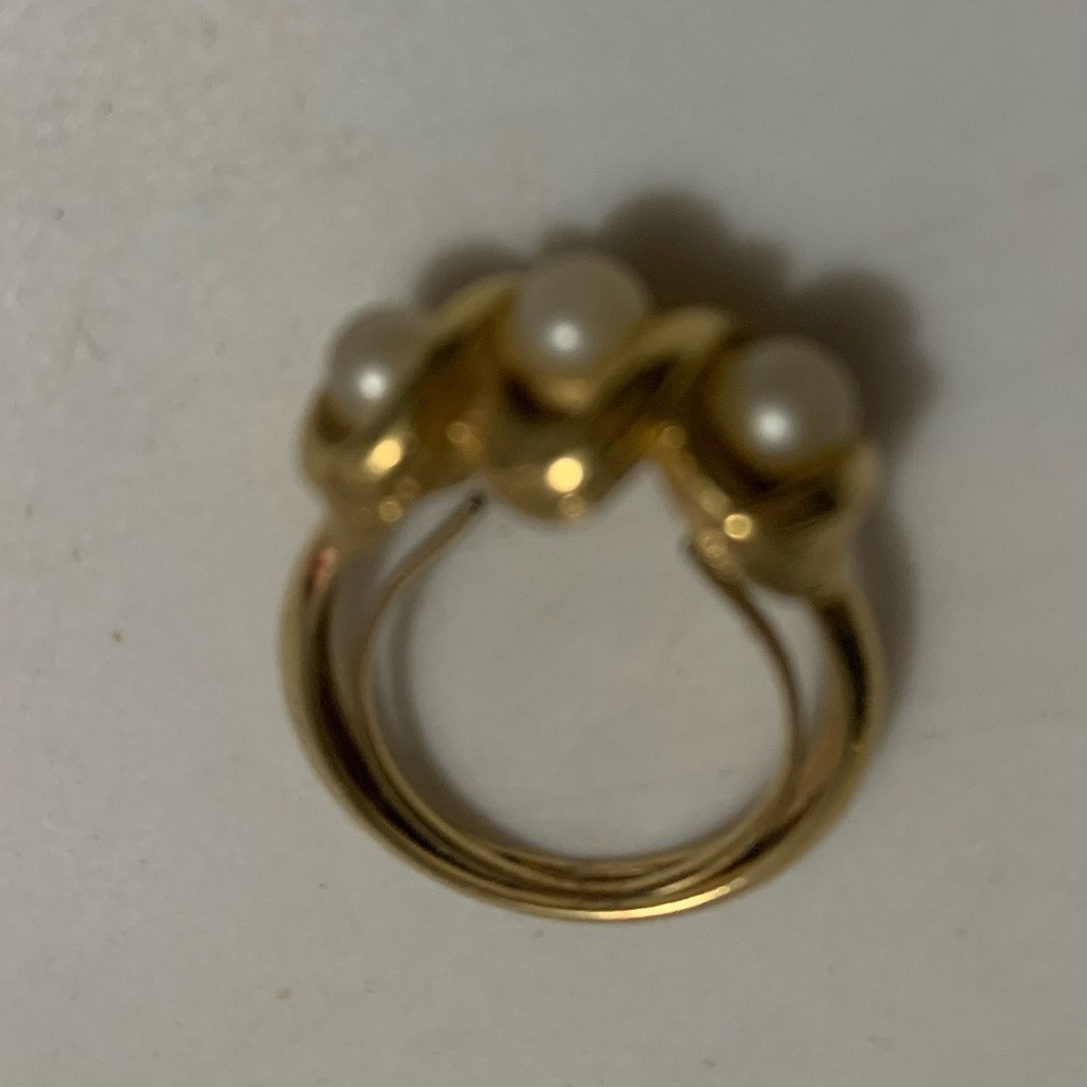 Elegant Gold Pearl Ring